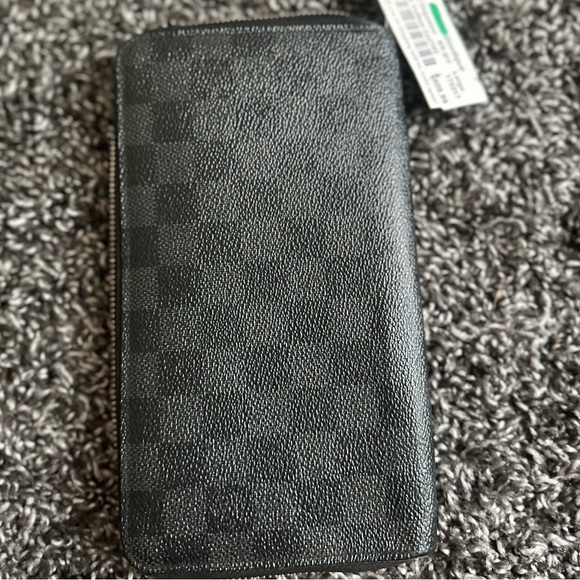 Louis Vuitton wallet - Picture 1 of 2